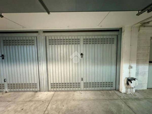 box auto in vendita a Roma in zona Fonte Laurentina