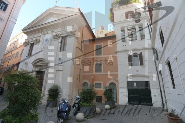 appartamento in vendita a Roma in zona Parione/Sant'Eustachio