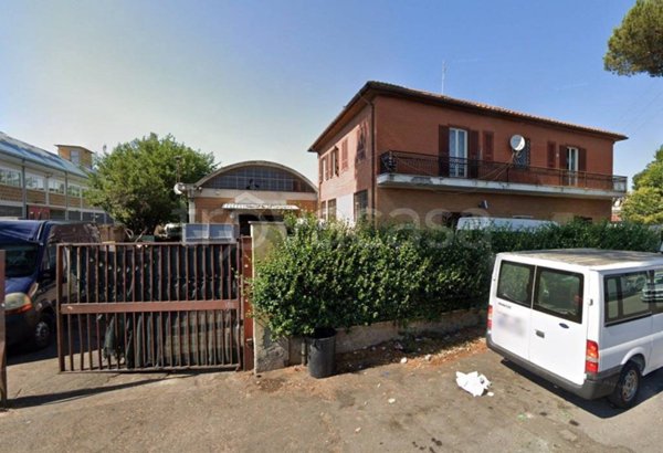 locale commerciale in vendita a Roma in zona San Basilio