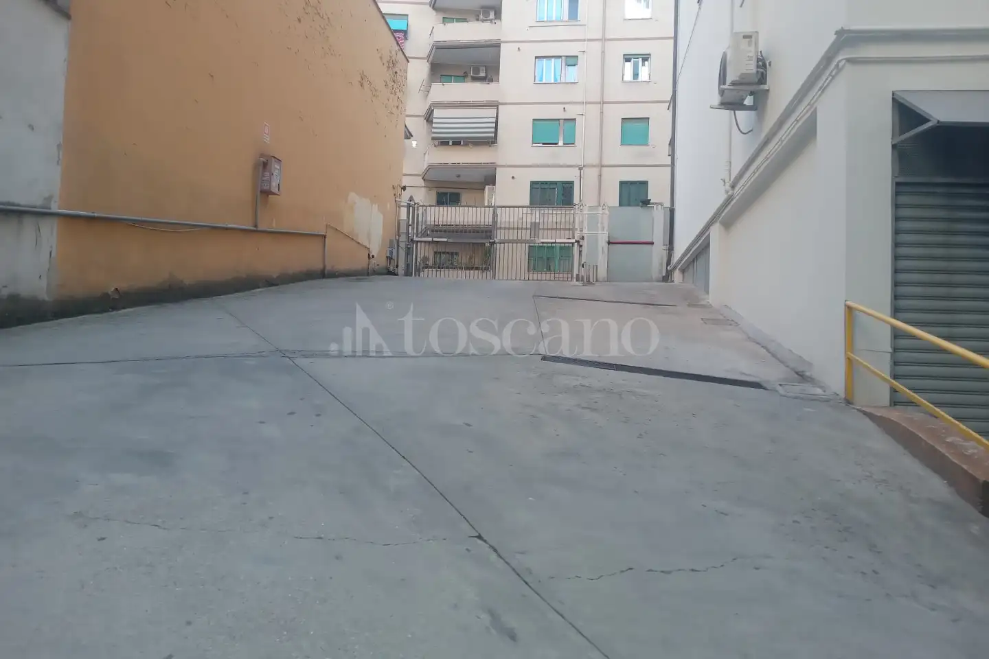 box auto in vendita a Roma in zona Cinecittà