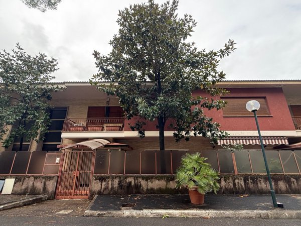 casa indipendente in vendita a Roma in zona Tomba di Nerone