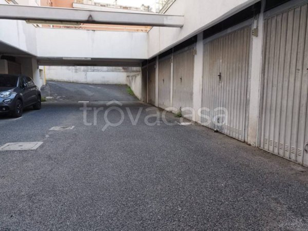 box auto in vendita a Roma in zona Acilia
