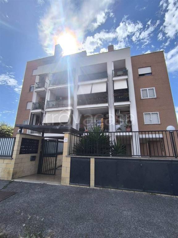 appartamento in vendita a Roma in zona Selva Candida