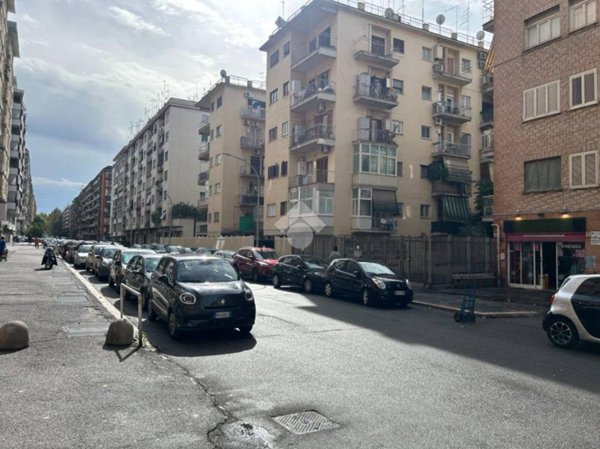 locale commerciale in vendita a Roma in zona Tuscolano