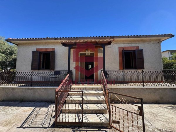casa indipendente in vendita a Roma in zona Finocchio
