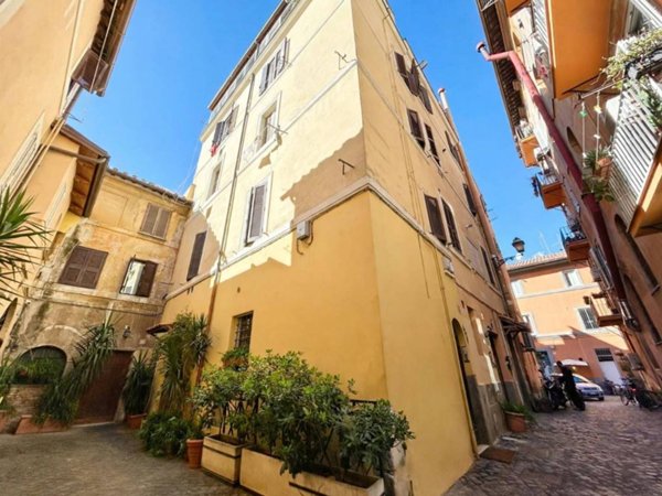 locale commerciale in vendita a Roma in zona Trastevere