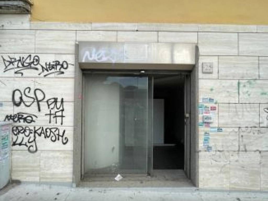locale commerciale in vendita a Roma in zona Cinecittà