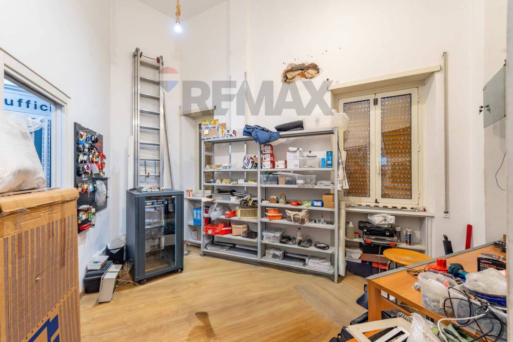 locale commerciale in vendita a Roma in zona Appio Latino
