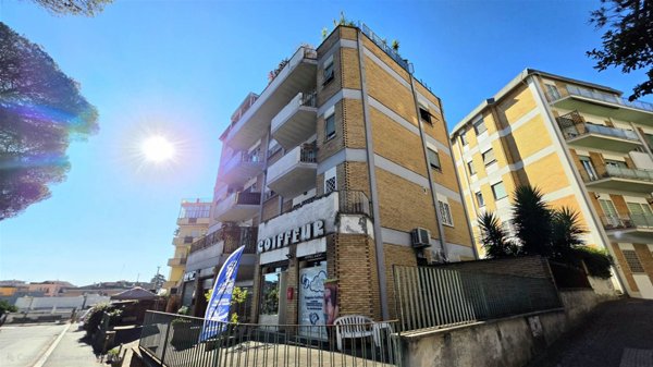 appartamento in vendita a Roma in zona Tomba di Nerone