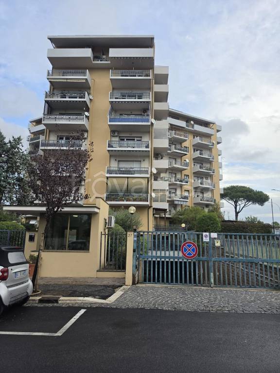 appartamento in vendita a Roma in zona Axa