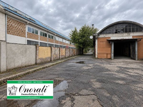 locale commerciale in vendita a Roma in zona San Basilio
