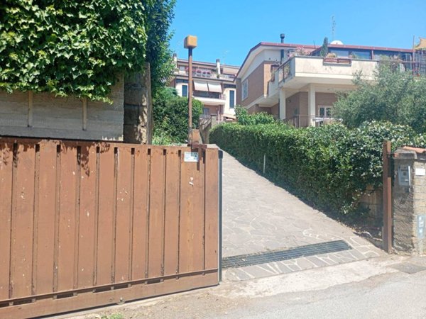 box auto in vendita a Roma in zona Vitinia