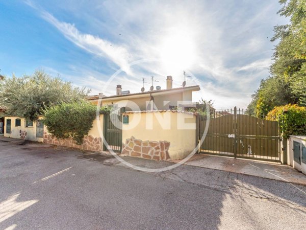 casa indipendente in vendita a Roma in zona Finocchio