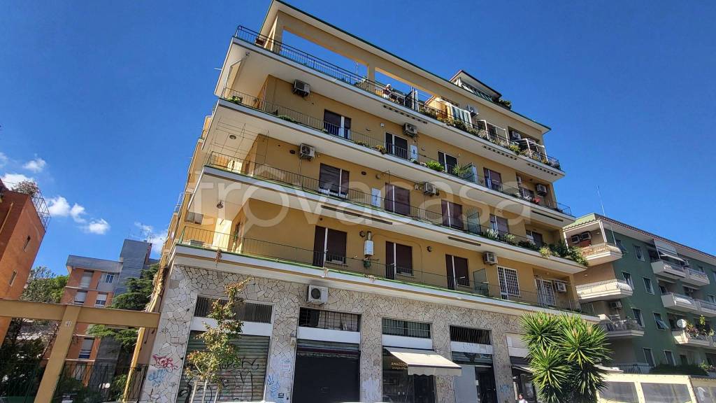 appartamento in vendita a Roma in zona Ostiense