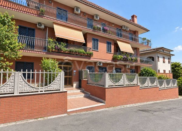 appartamento in vendita a Roma in zona Colle Prenestino