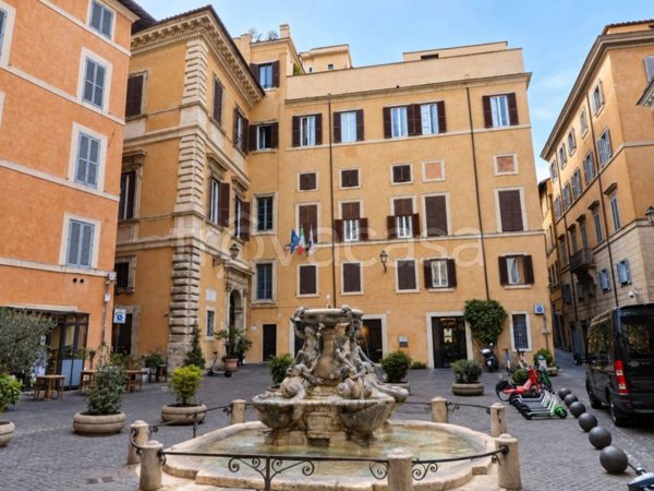appartamento in vendita a Roma in zona Pigna - Sant'Angelo