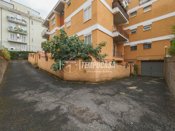 appartamento in vendita a Roma in zona Tomba di Nerone