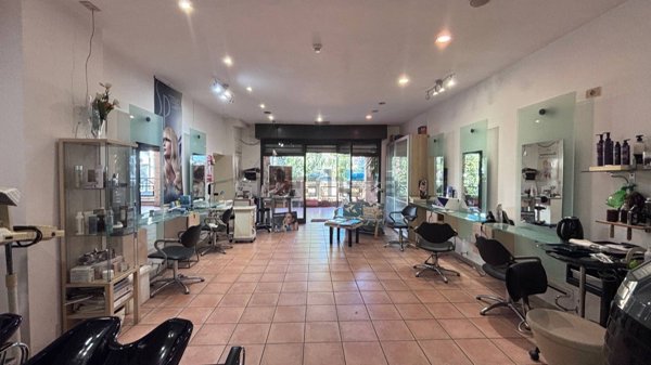 locale commerciale in vendita a Roma in zona Torrevecchia