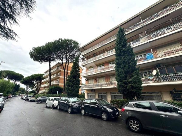 locale commerciale in vendita a Roma in zona La Pisana