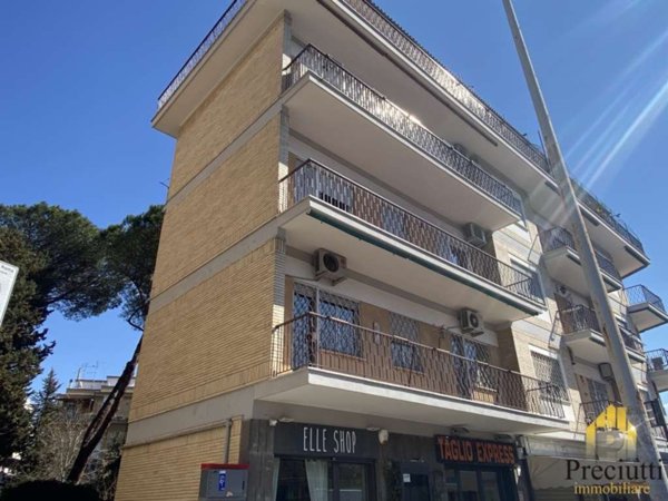 box auto in vendita a Roma in zona Tuscolano