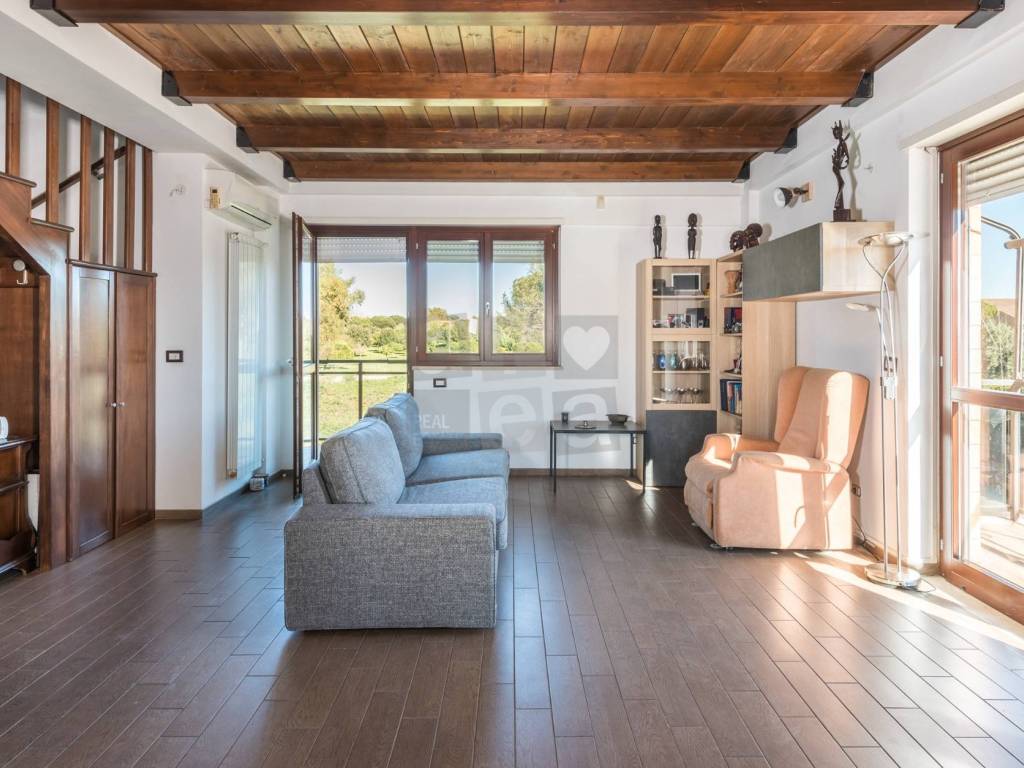 appartamento in vendita a Roma in zona Axa