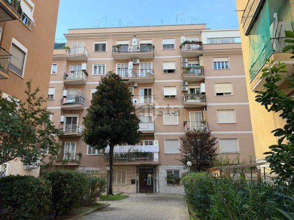 appartamento in vendita a Roma in zona Appio Claudio