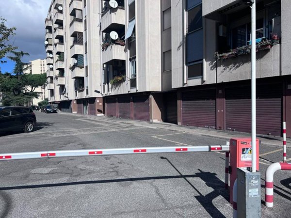 locale commerciale in vendita a Roma in zona Collatino