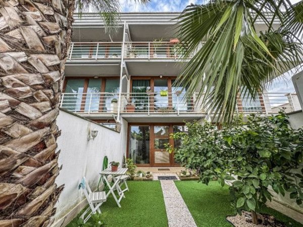 casa indipendente in vendita a Roma in zona Infernetto