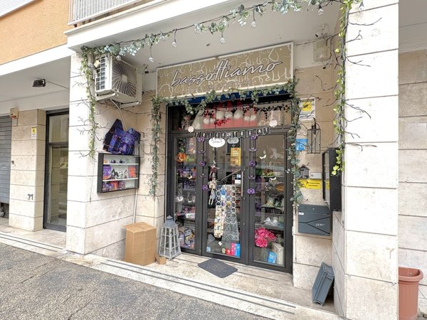 locale commerciale in vendita a Roma in zona Portuense
