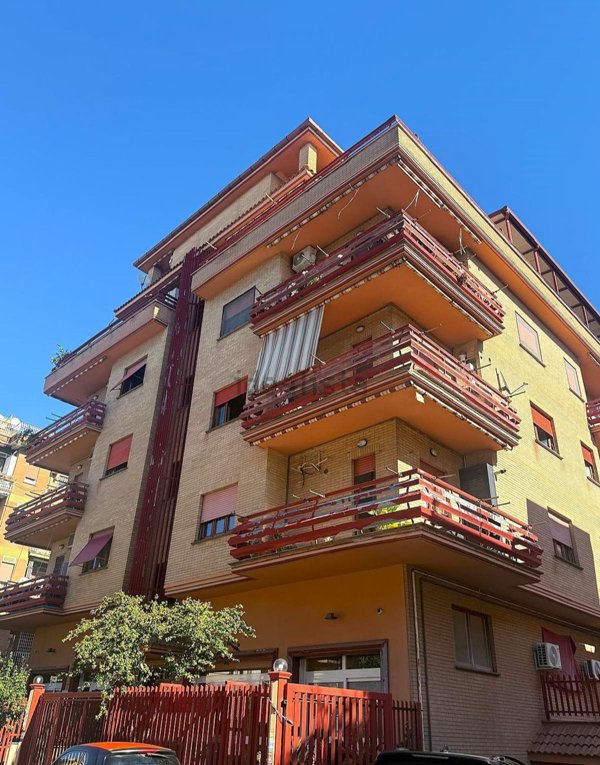 appartamento in vendita a Roma in zona Torre Angela