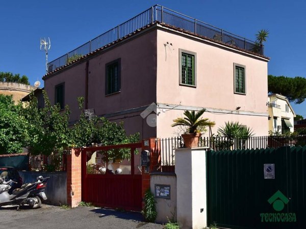 casa indipendente in vendita a Roma in zona Appio Pignatelli