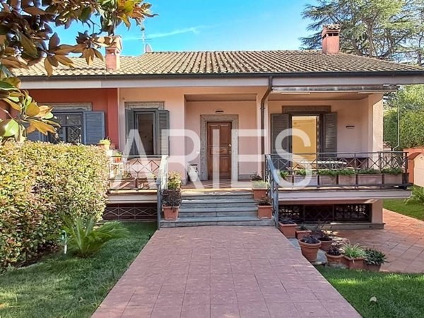 casa indipendente in vendita a Roma in zona Appio Pignatelli