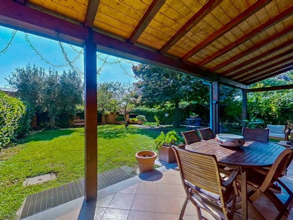 casa indipendente in vendita a Roma in zona Infernetto