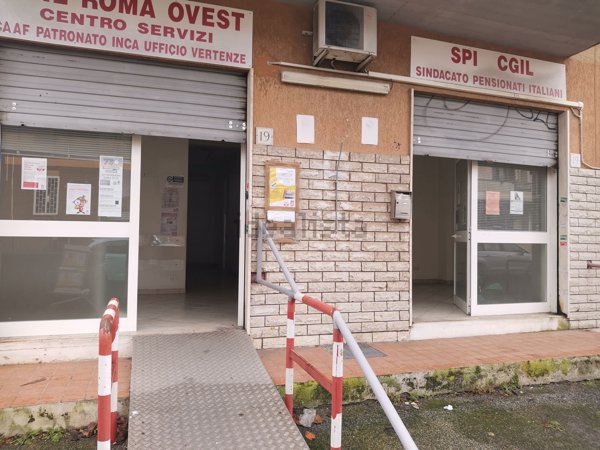 locale commerciale in vendita a Roma in zona Acilia