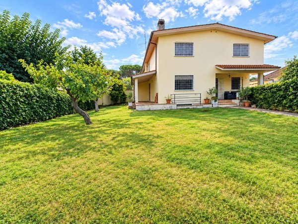 casa indipendente in vendita a Roma in zona Infernetto