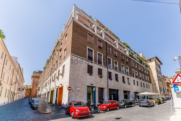 appartamento in vendita a Roma in zona Rione Regola