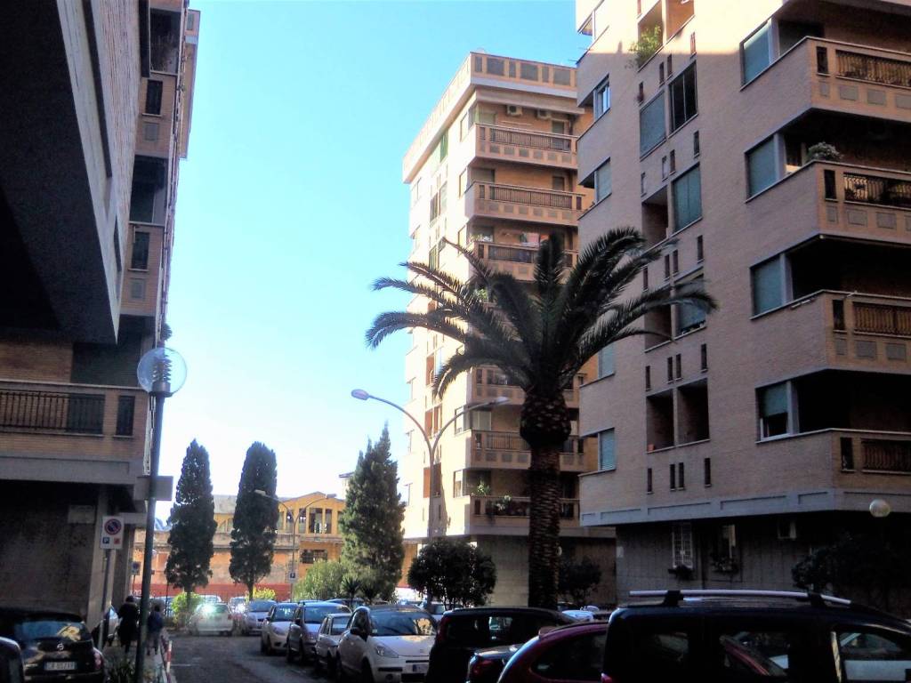 appartamento in vendita a Roma in zona Ostiense
