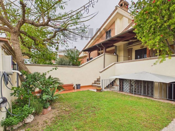 casa indipendente in vendita a Roma in zona Acilia