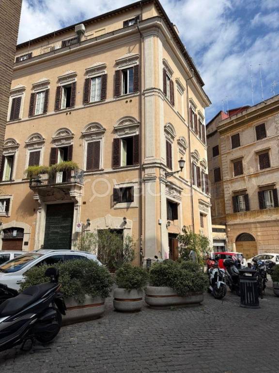 appartamento in vendita a Roma in zona Rione Regola
