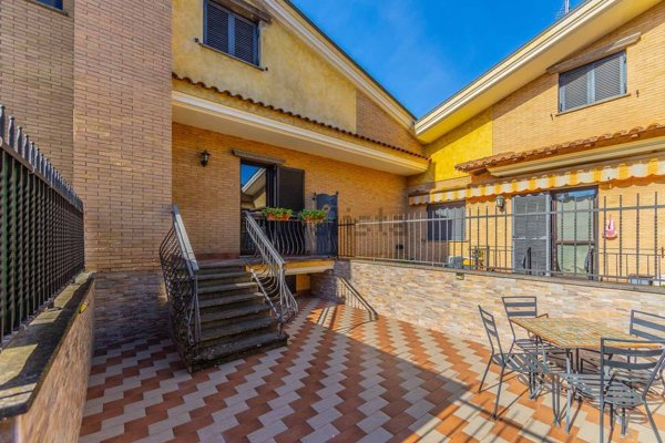 casa indipendente in vendita a Roma in zona Finocchio
