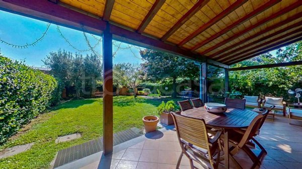 casa indipendente in vendita a Roma in zona Infernetto