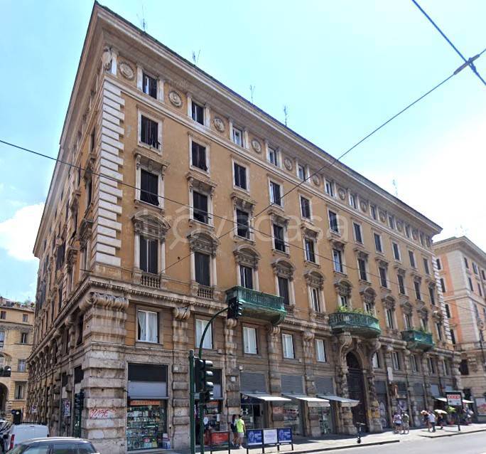 locale commerciale in vendita a Roma in zona Parione/Sant'Eustachio