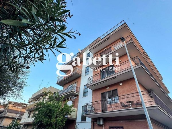 appartamento in vendita a Roma in zona Torre Angela