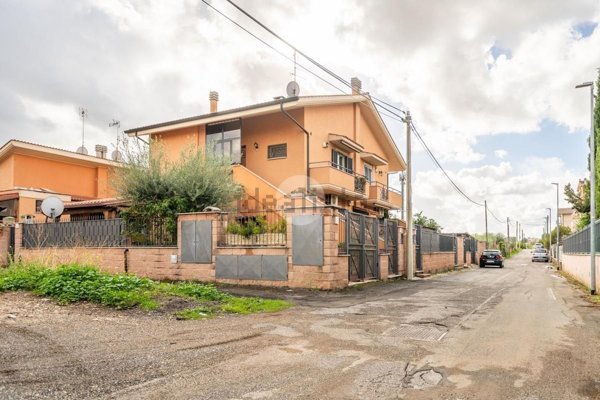 casa indipendente in vendita a Roma in zona Lunghezza