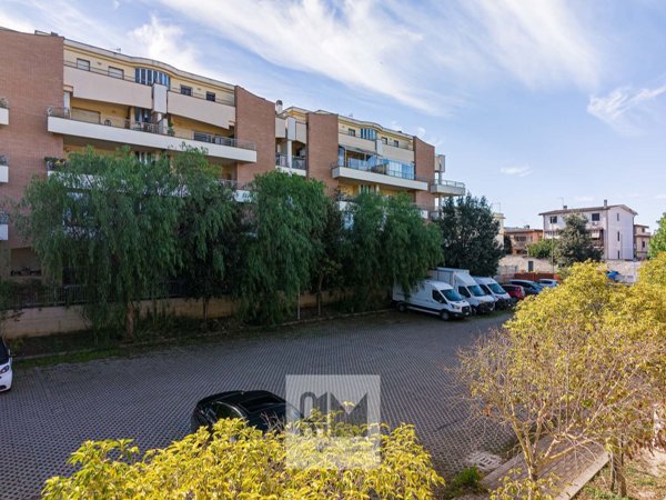 locale commerciale in vendita a Roma in zona Acilia