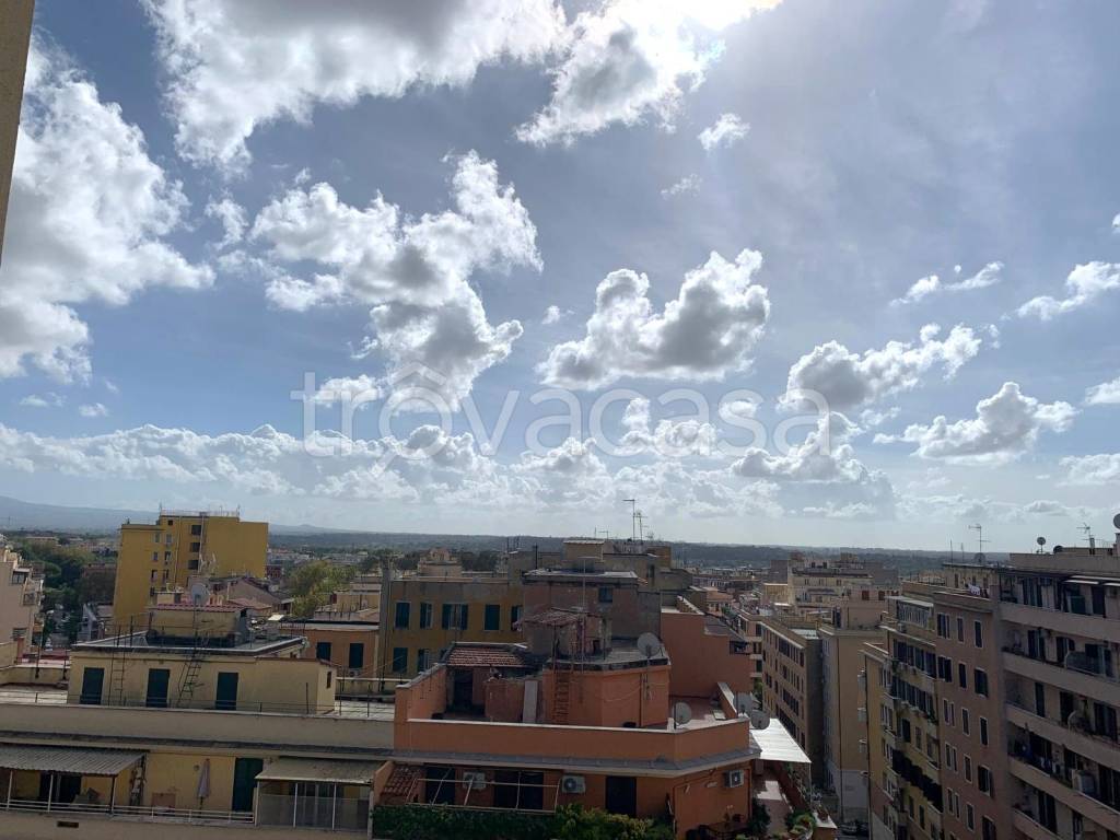 appartamento in vendita a Roma in zona Appio Latino