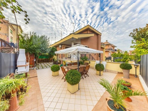 casa indipendente in vendita a Roma in zona Finocchio