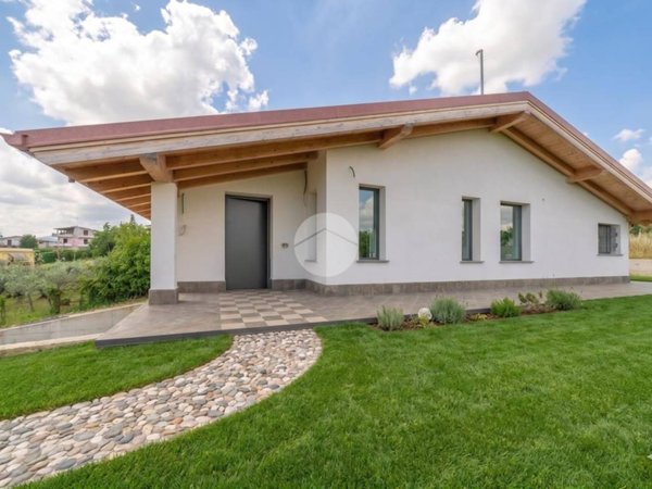 casa indipendente in vendita a Roma in zona Finocchio