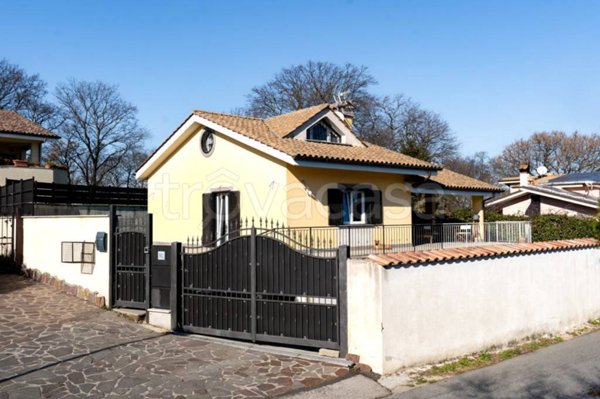 casa indipendente in vendita a Sacrofano in zona Petruscheto