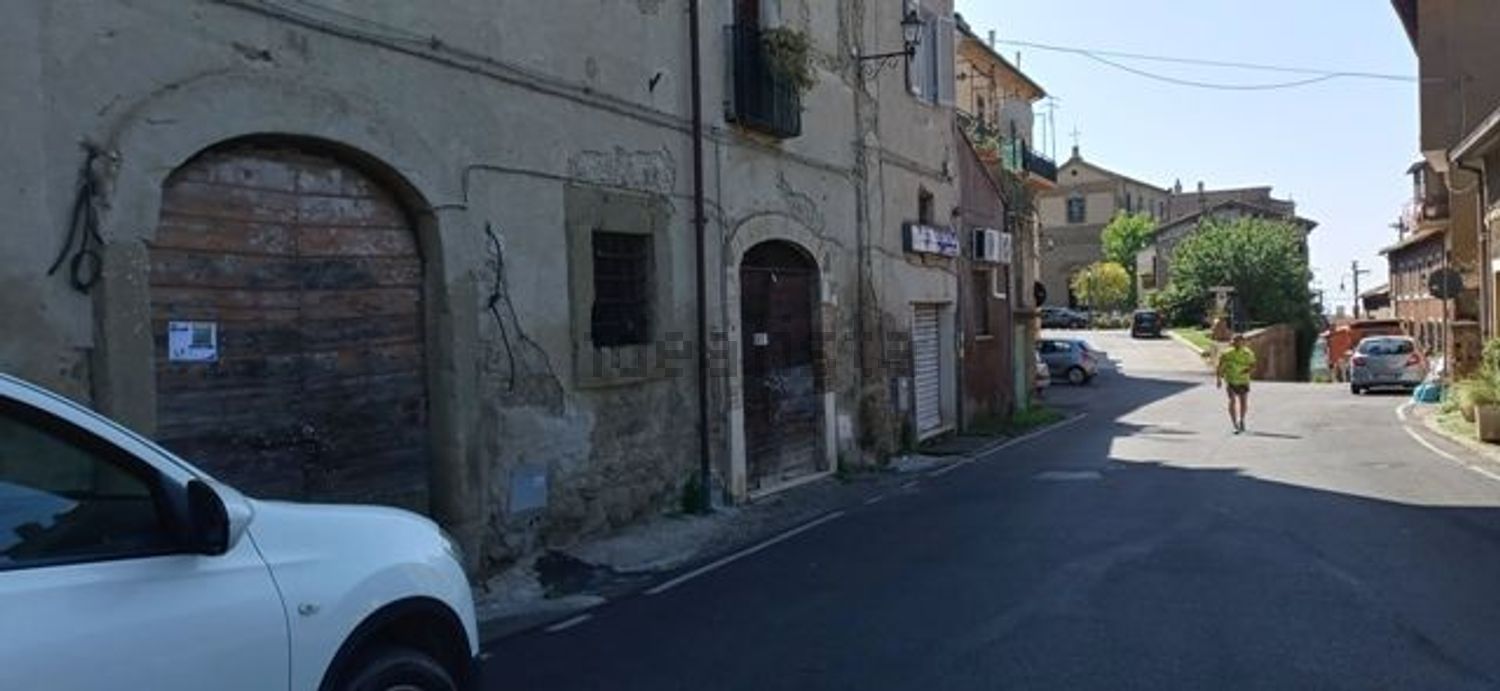 locale di sgombero in vendita a Sacrofano
